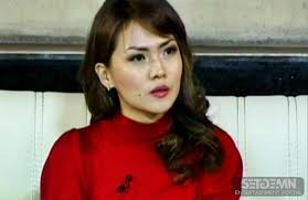 Дуучин Сэрчмаа “ Sweetymotion” хамтлагийн продюсер Чинбаад баярлаж явдаг